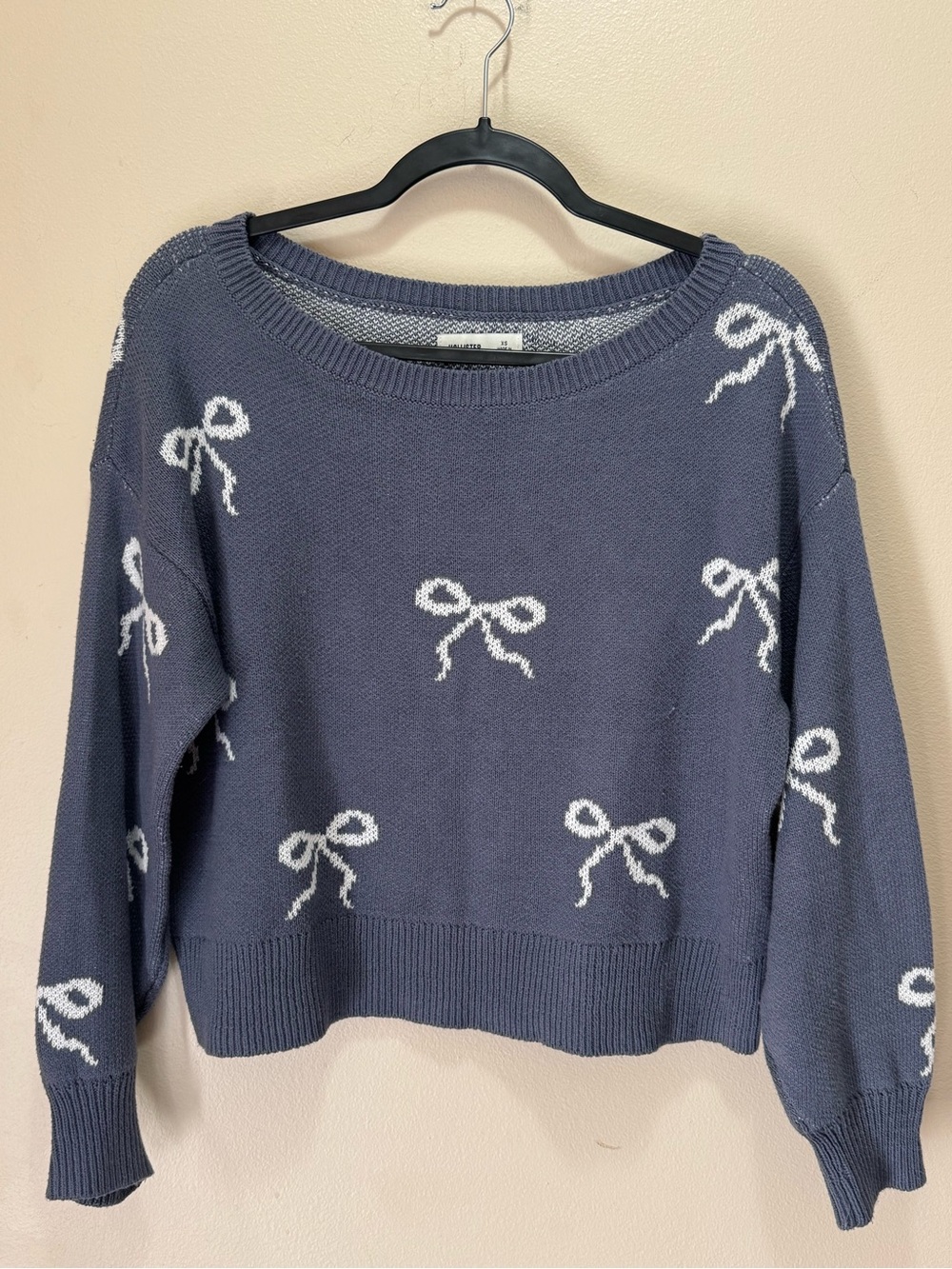 Hollister Easy Bow Graphic Off-the-Shoulder Sweater